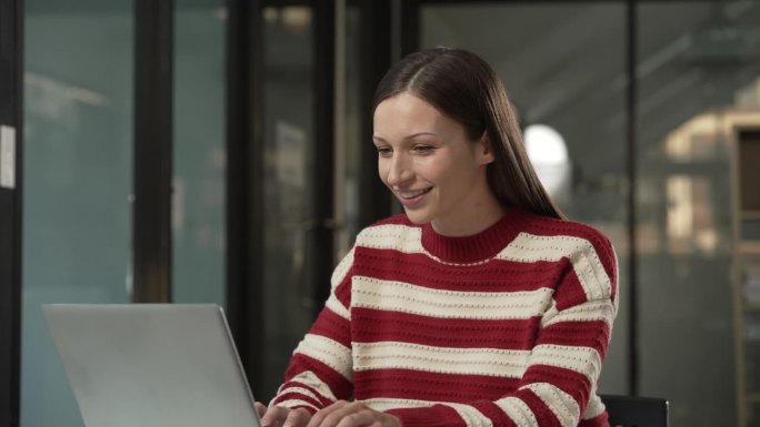 微笑的白人大学生拿着平板电脑，从事在线学习，可能是学习文科。