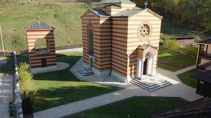 无人机升空并占领塞尔维亚西部的Ribnica修道院