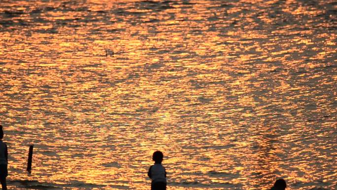广西防城港北部湾大道海边沙滩的金色黄昏