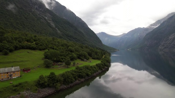 湖畔旅游小屋，DNT Hoemsbu在挪威的埃克斯达尔斯瓦内特湖岸被群山环绕