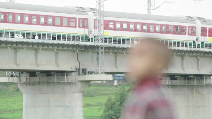 埃塞俄比亚小男孩远看行驶的中国高铁