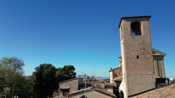 无人机拍摄的意大利诺维拉村(PU)圣礼教堂的古老钟楼