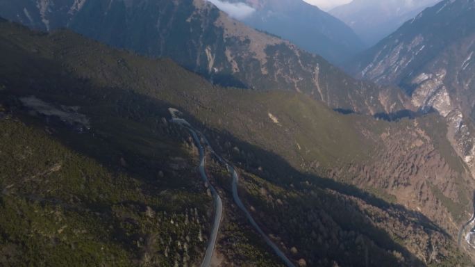 崇山峻岭山路崎岖航拍川西自然景观