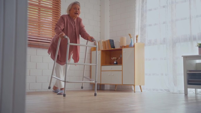 亚洲老年女性独自在家行走时摔倒在地。老祖母退休后在家里客厅做理疗时意外晕倒。