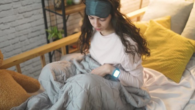 女性使用睡眠面罩和耳塞时，智能手表可以监测睡眠周期