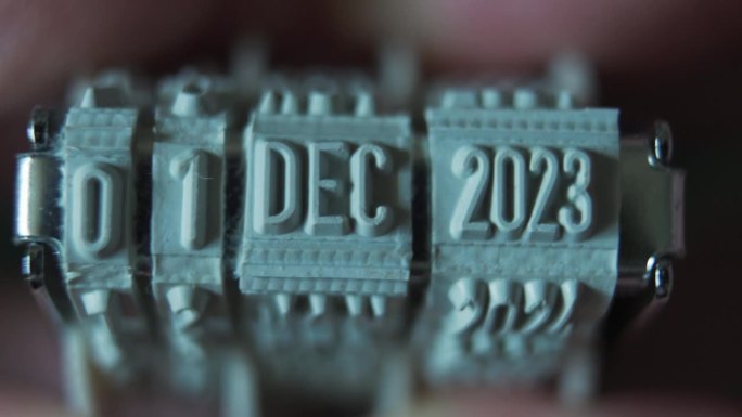 把橡皮图章上的日期从2023年12月31日改为2024年1月1日
