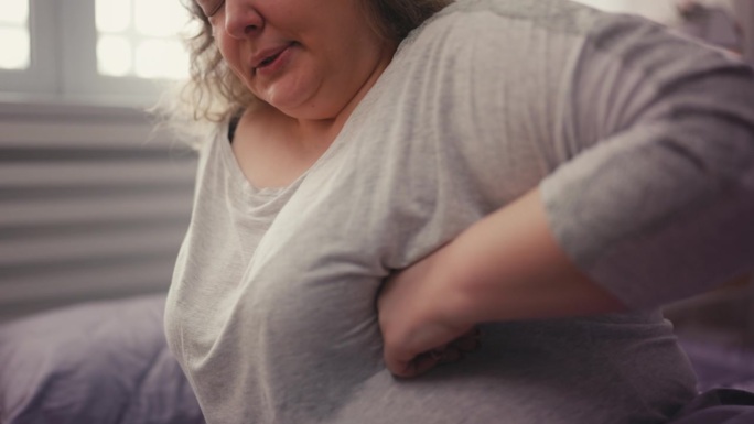 超重女性患有乳房疼痛、乳腺炎疾病、激素紊乱