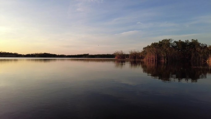下午在佛罗里达大沼泽地国家公园的九英里池塘划皮艇。