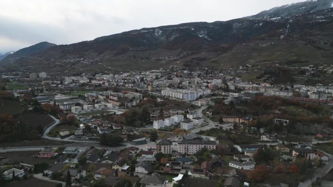 瑞士瓦莱州的锡雷镇。冬季航拍的城市景观