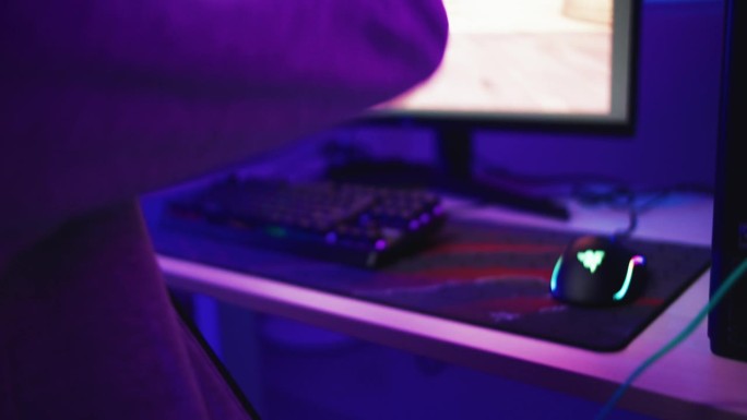 快乐的玩家在客厅玩电子游戏彩色霓虹灯电脑