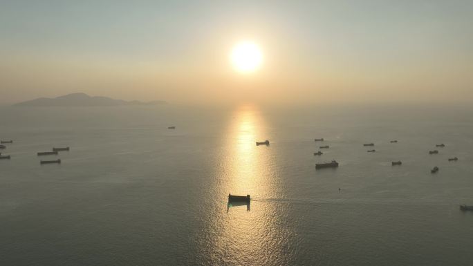 唯美夕阳下行驶的船只海面阳光货船海洋航行