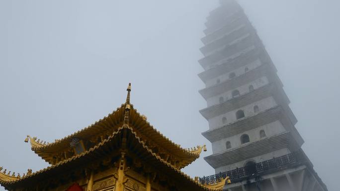 新年寺庙祈福烧香晨雾鸡足山金顶寺高塔