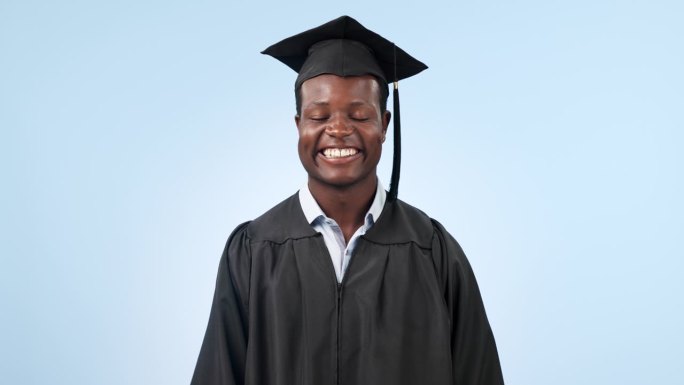 脸，有趣的黑人毕业，微笑和成就在蓝色的工作室背景。肖像，学生和非洲人的学位，大学和幽默，笑或卓越的模