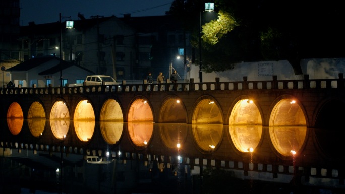 小镇夜景散步车流老街小巷古桥市井水面倒影