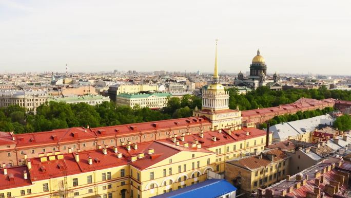 圣彼得堡的长航拍片段。俄罗斯。圣以撒大教堂鸟瞰图。俄罗斯联邦。海军部-俄罗斯海军的历史建筑在阳光明媚