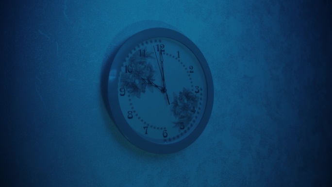 挂钟显示晚上10点，房间在蓝光下，秒针光滑