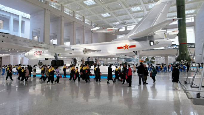 学生游览 飞机展厅 军事博物馆