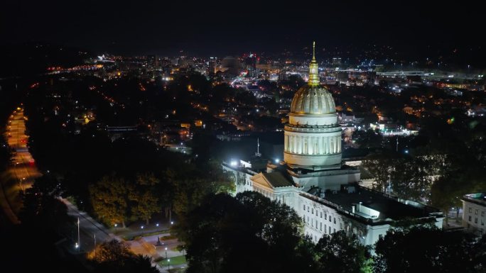 夜间无人机飞跃西弗吉尼亚州议会大厦