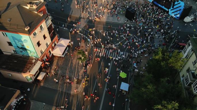 乌克兰，马里乌波尔，2021年8月24日:与俄罗斯开战前的马里乌波尔。鸟瞰图。市中心的戏剧剧院。位于