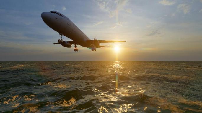 飞机低空飞过海面