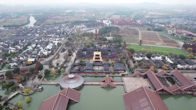 中国上海市松江区广富林景区无人机景观，中国传统唐代建筑与水中建筑，4k实时镜头高角度视角。