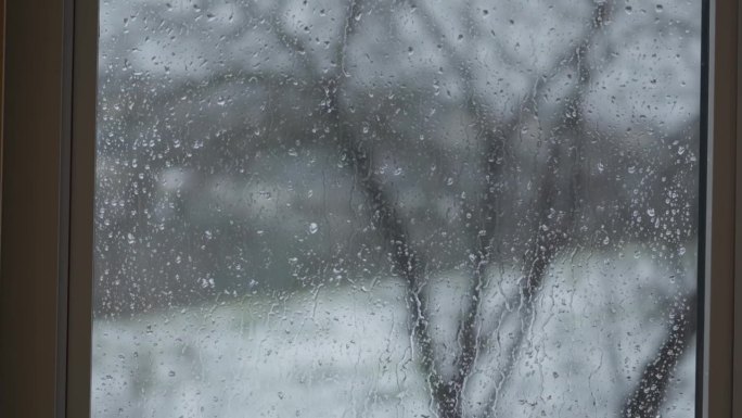 雨水打在玻璃窗上