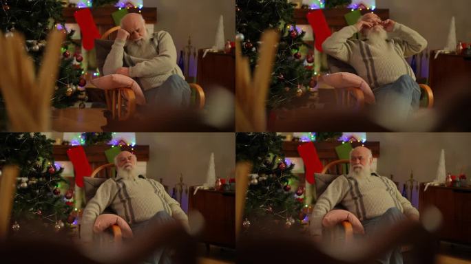 一位老人在圣诞树下的摇椅上醒来。