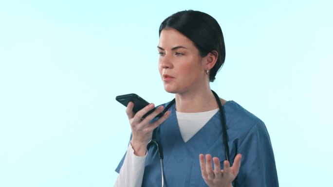 护士，智能手机呼叫和女人录音，通信或远程医疗在工作室隔离在蓝色背景的模拟空间。电话，医疗专业和语音聊