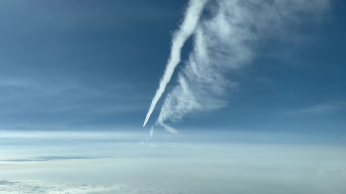 飞机尾流的鸟瞰图，由喷气式飞机的飞行员看到飞机向前飞行的尾流。120000米高