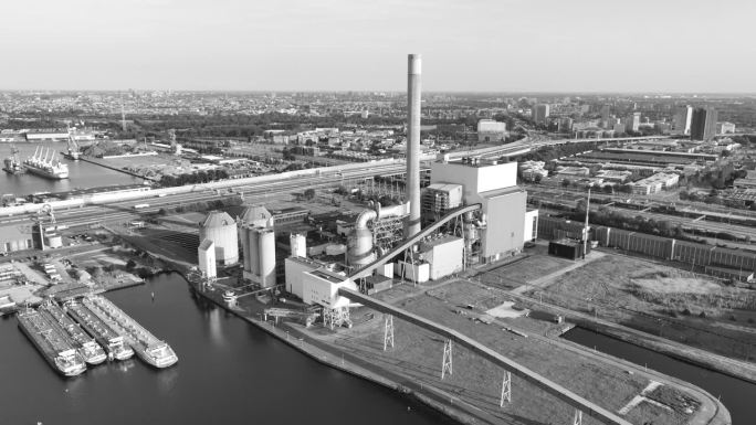 旧电厂的电站厂房现在通过煤炭发电切换到天然气在阿姆斯特丹市西部。