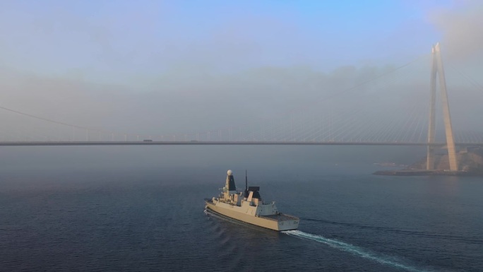 军舰在薄雾中驶向博斯普鲁斯海峡的YSS桥。英国皇家海军驱逐舰“龙”号从乌克兰黑海港口敖德萨驶出，正在