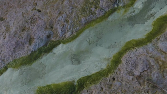 热矿泉水绿色沉积物氧化锌硫酸盐硫磺水流伊朗鲁特沙漠塔巴斯乡村沙特阿拉伯中东温泉旅游健康护肤传统水处理