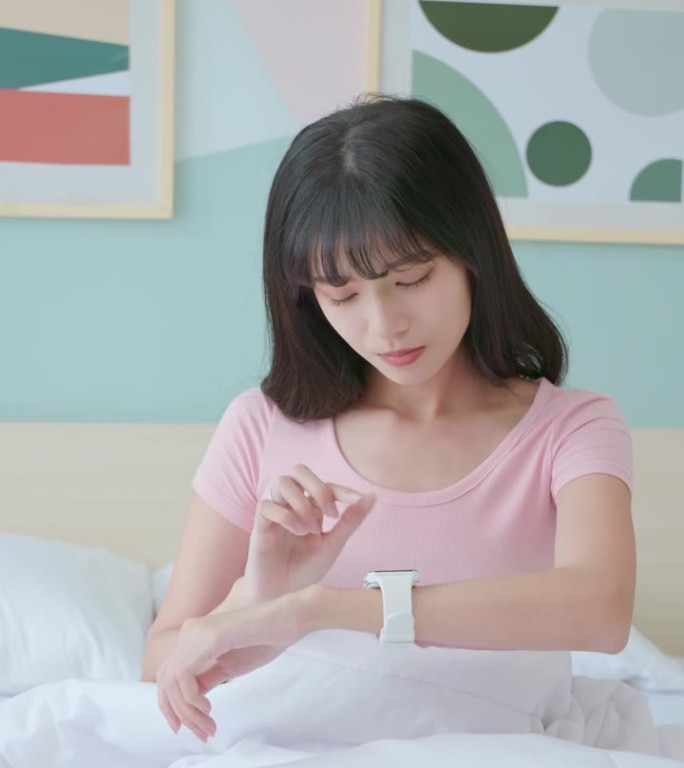 亚洲女士智能手表监测睡眠