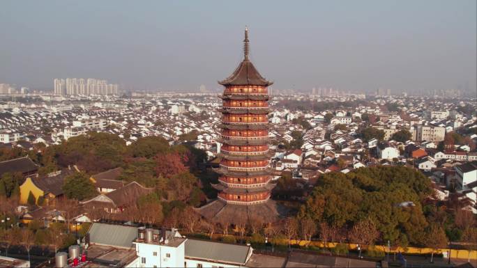 白鸽围绕着苏州北寺塔