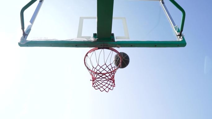 篮球落入篮球框
