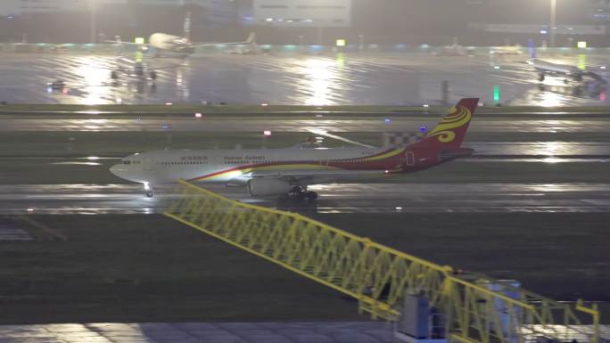 夜晚深圳航空南方航空海南航空飞机滑行起飞