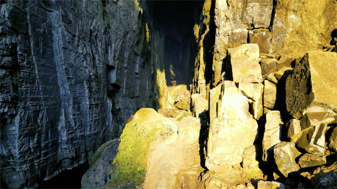 探险山洞航拍山洞神秘的山洞大自然鬼斧神工