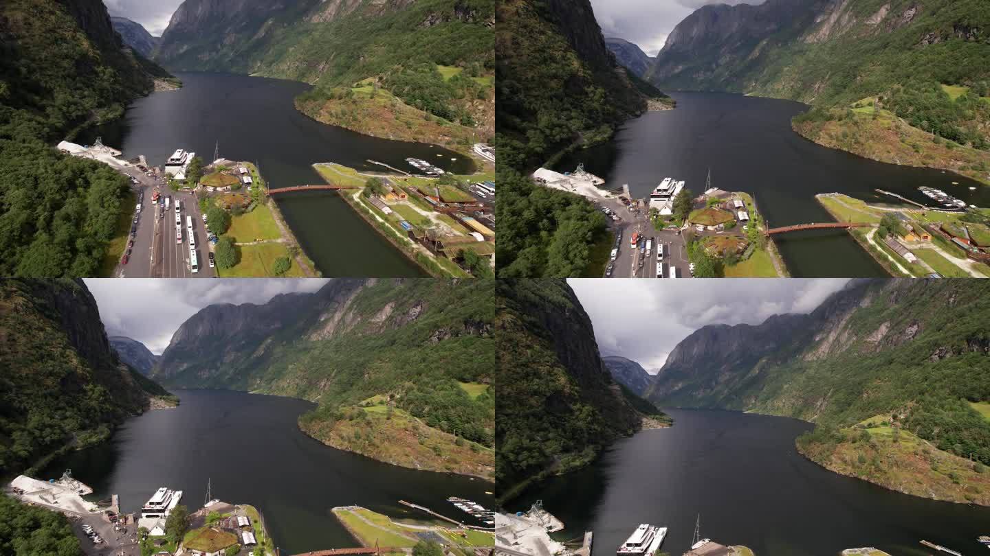鸟瞰挪威的Nærøyfjord峡湾，周围是群山环绕的景色和旅游码头