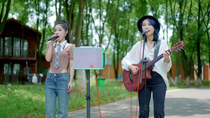 唱歌的女孩路演MV街头唱歌树林里弹唱表演
