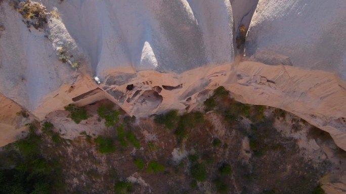 踏上这段迷人的航拍视频的视觉之旅，捕捉土耳其戈雷梅附近卡帕多西亚洞穴民居的精髓。鸟瞰视角揭示了无缝雕