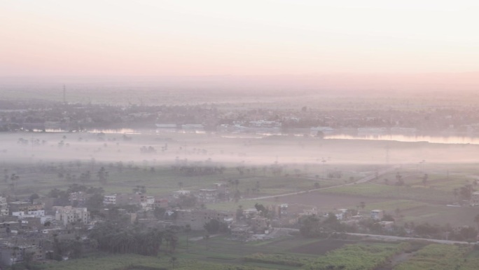 清晨，在埃及卢克索附近的尼罗河西岸，热气球在沙漠上空飞行