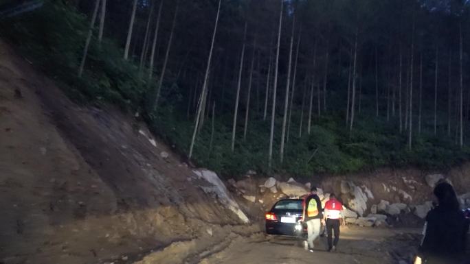 凌晨在大山里行驶开车