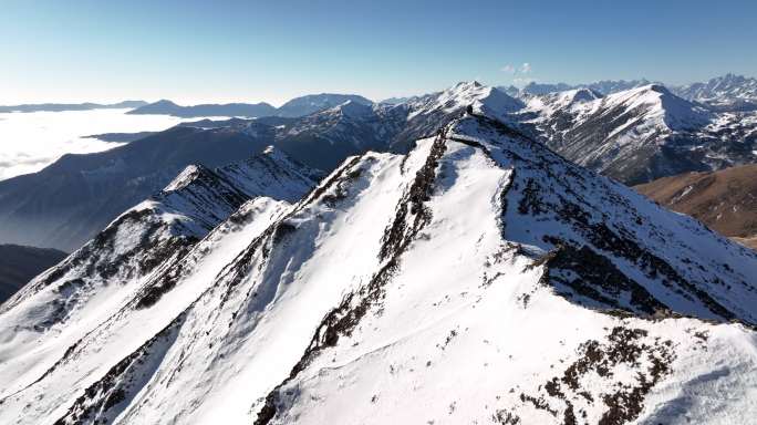 航拍冬季夹金山风景川西高原雪山景色迷人