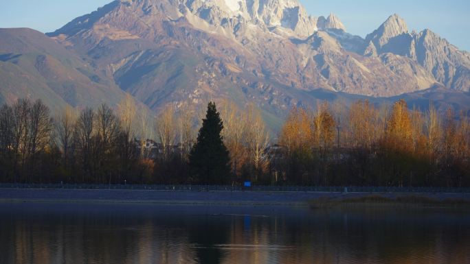 玉龙雪山云雾 湖面湖水 树木 秋天