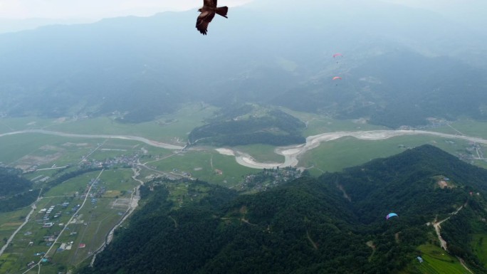 滑翔机飞越喜马拉雅山脉的薄雾景观。在尼泊尔博卡拉的滑翔伞。空中拍摄