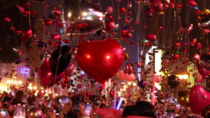 元旦跨年迎新年解放碑跨年万人放气球
