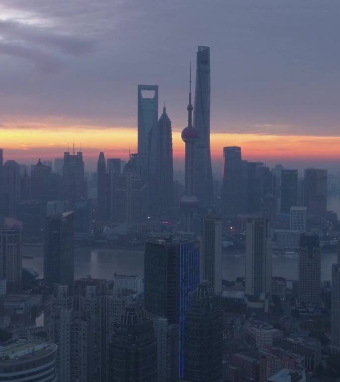 黎明时分的上海天际线。全景鸟瞰图。中国。飞回来了。垂直视频