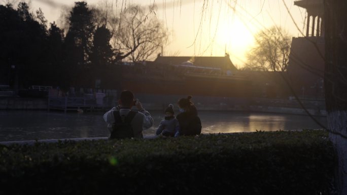 一家人在夕阳下定格的时光