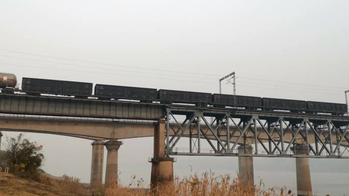 装货的火车通过桥面