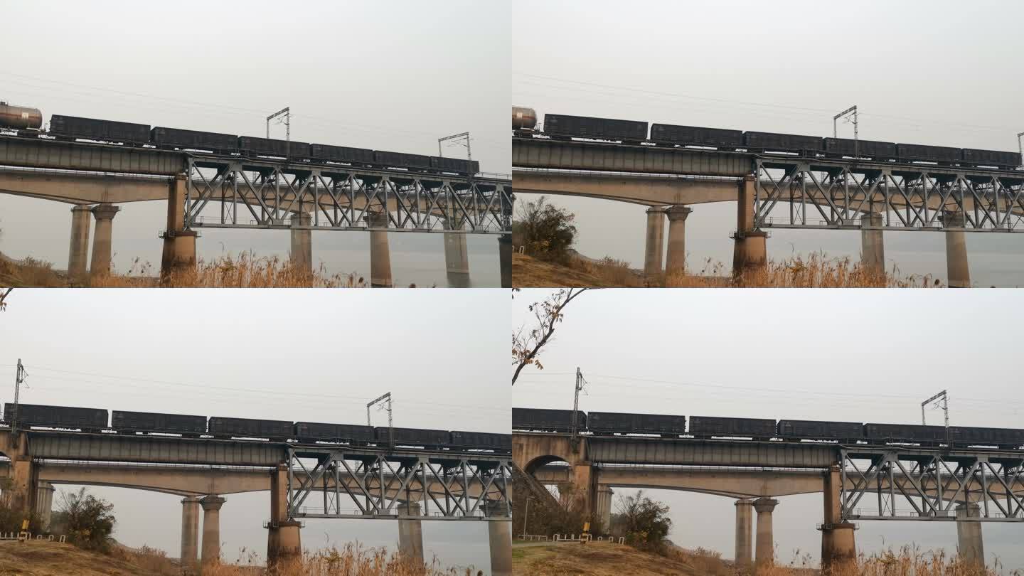 装货的火车通过桥面
